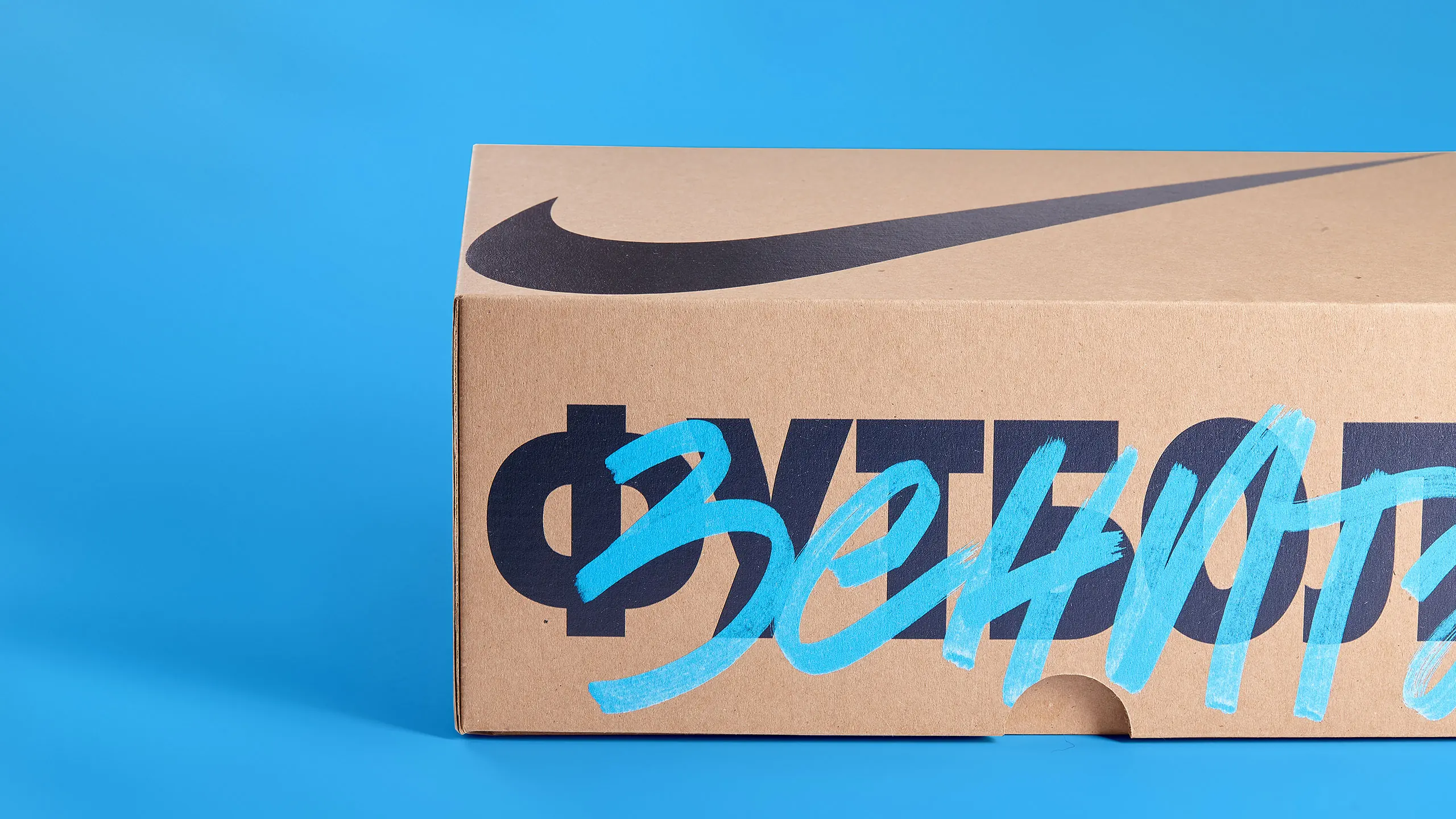 Крупный план упаковки Nike с надписью «Зенита»