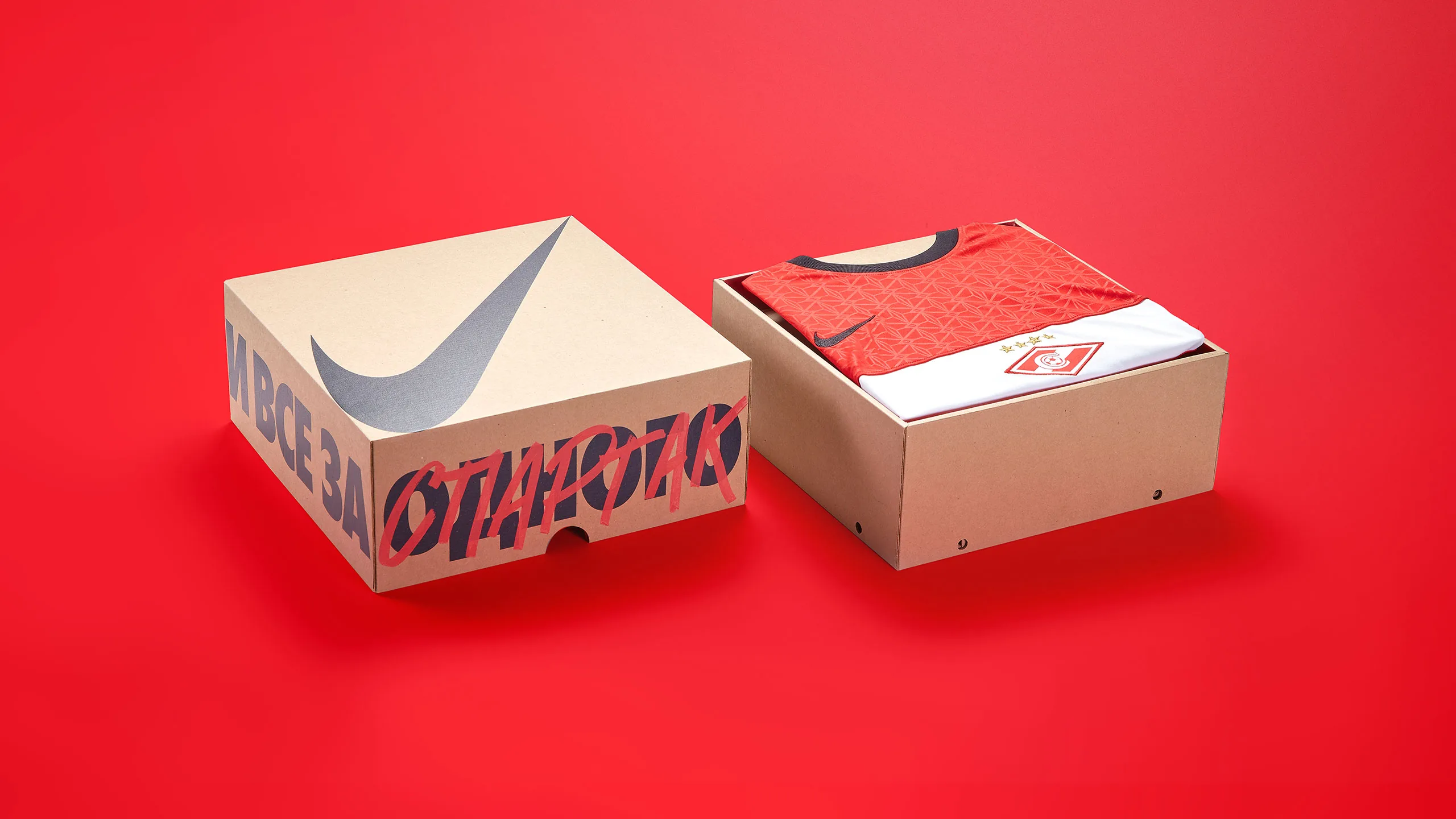 Открытая упаковка Nike с джерси Спартака внутри
