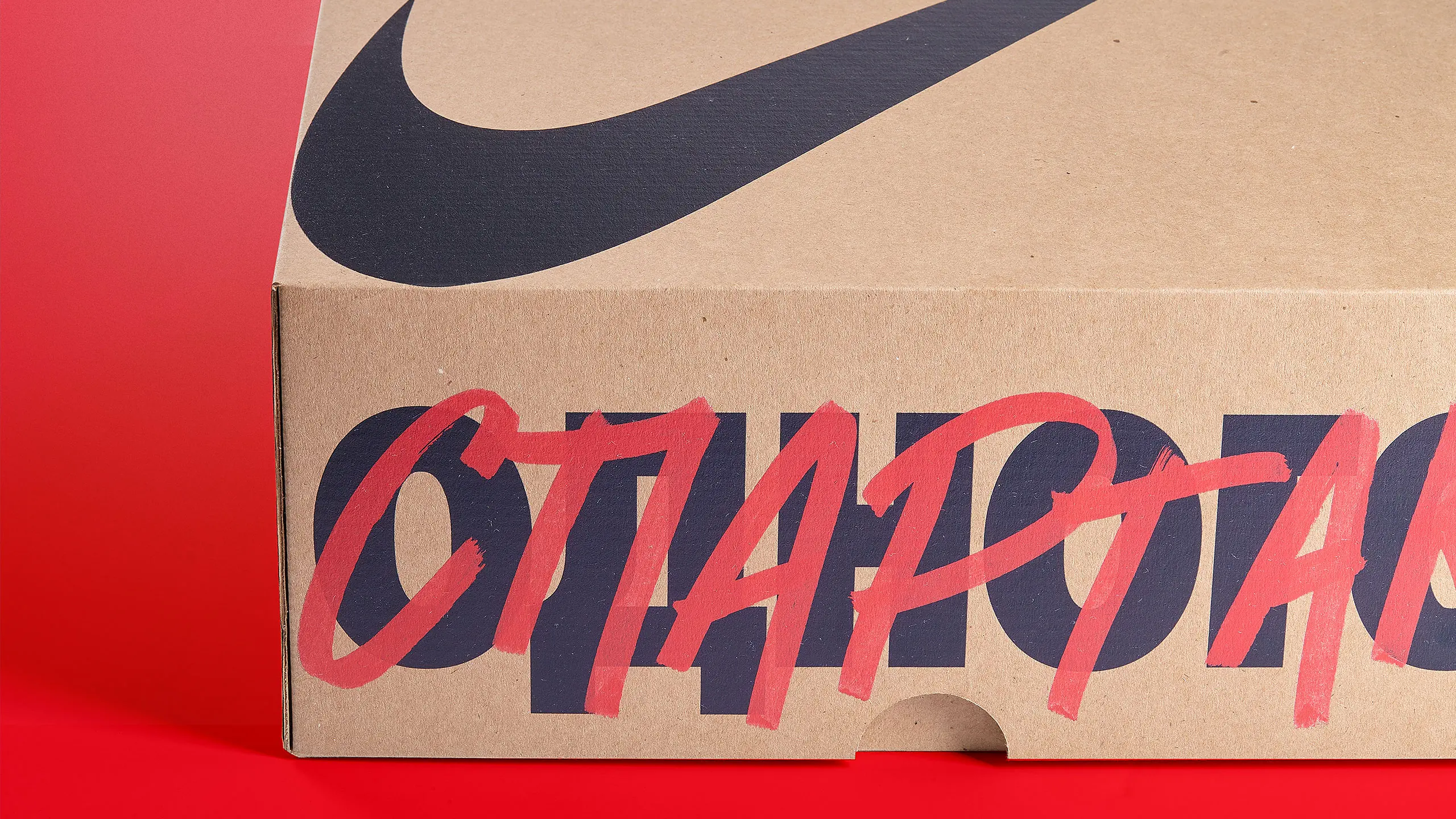Крупный план упаковки Nike с надписью «Спартак»